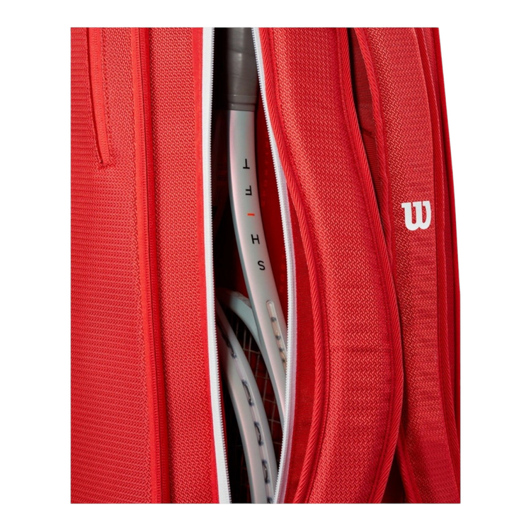 Detalle de raquetero Radach Sports Wilson Super Tour rojo con cremallera abierta mostrando raquetas de tenis