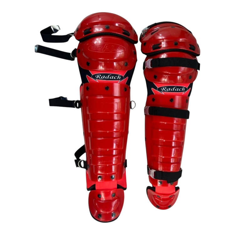 Rodilleras de catcher Radach Sports para adulto en color rojo con detalles negros y correas de ajuste reforzadas