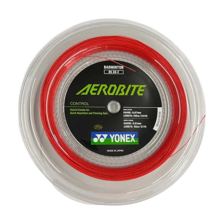 Rollo de cuerda híbrida para bádminton Yonex Aerobite en color rojo, disponible en Radach Sports