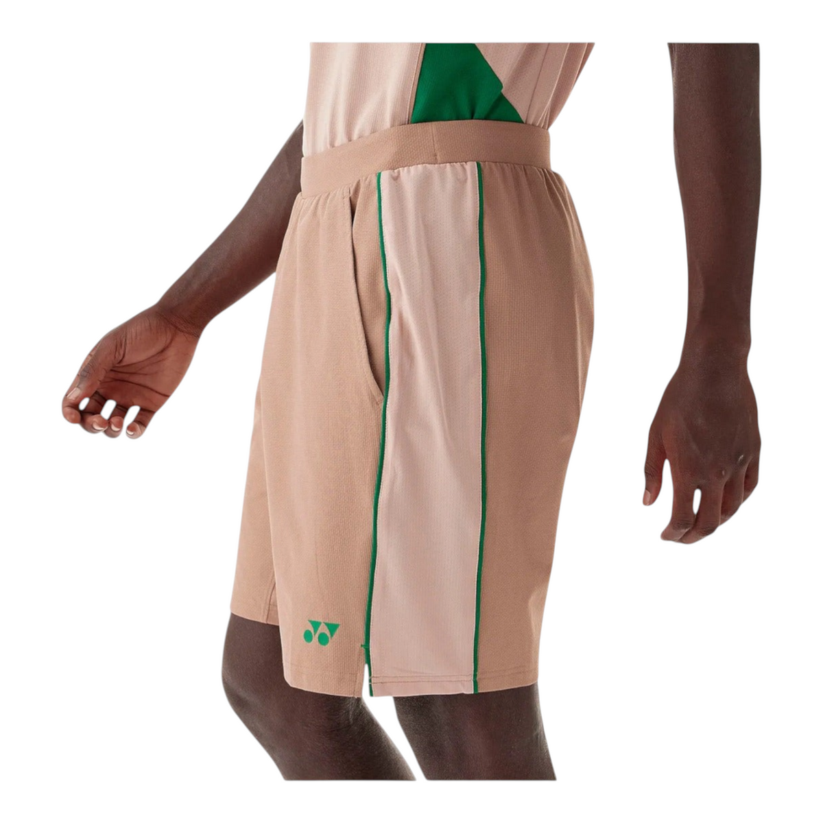 Short deportivo Radach Sports Yonex 15199EX color mist brown con detalles verdes y bolsillos laterales
