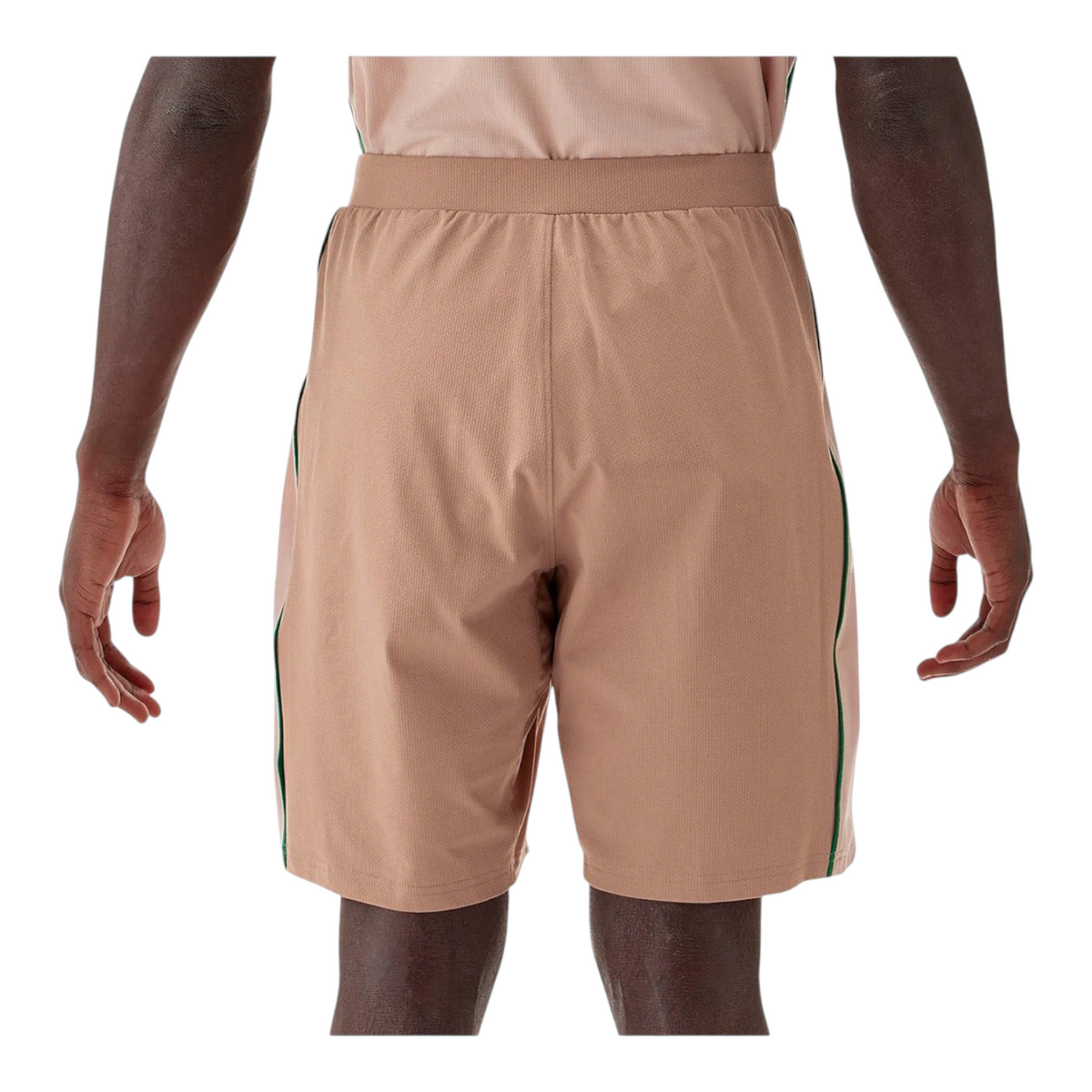 Vista trasera del short deportivo Radach Sports Yonex 15199EX en color café bruma con cintura elástica y ajuste cómodo