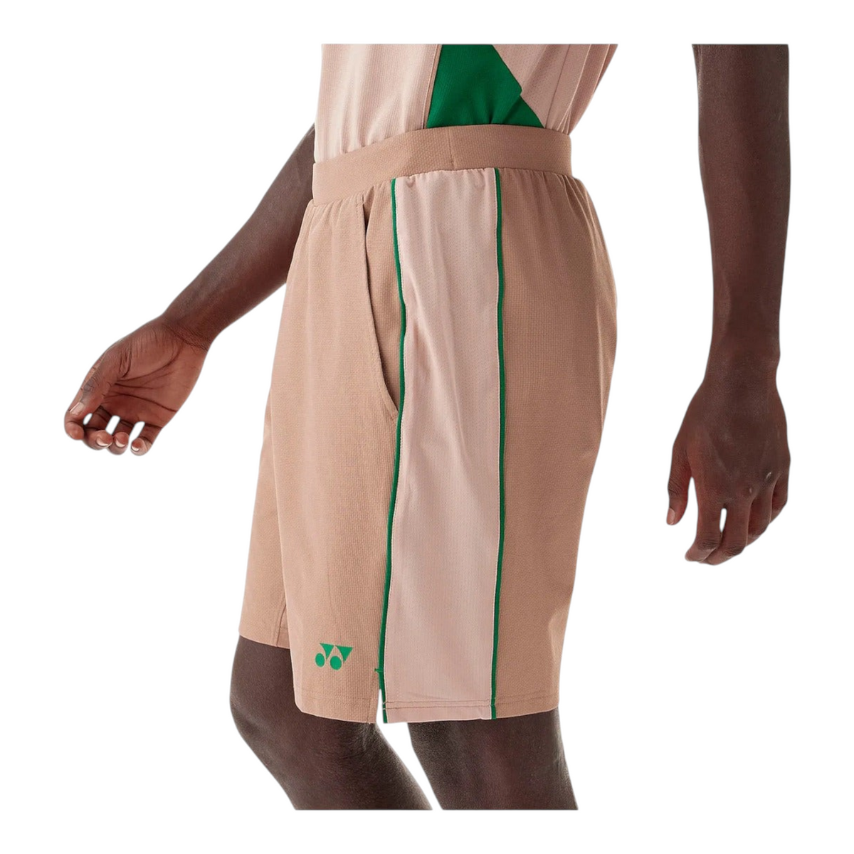 Short deportivo Radach Sports Yonex 15199EX color mist brown con franjas laterales y cintura elástica