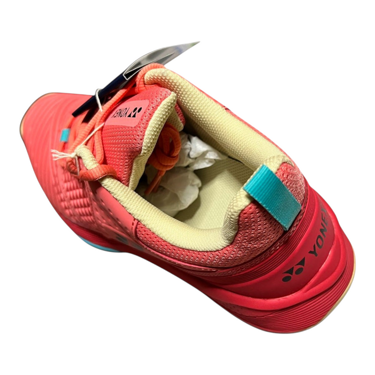 Tenis de tenis Radach Sports Yonex Sonicage 3 en color rojo coral con detalles en turquesa y forro interior beige