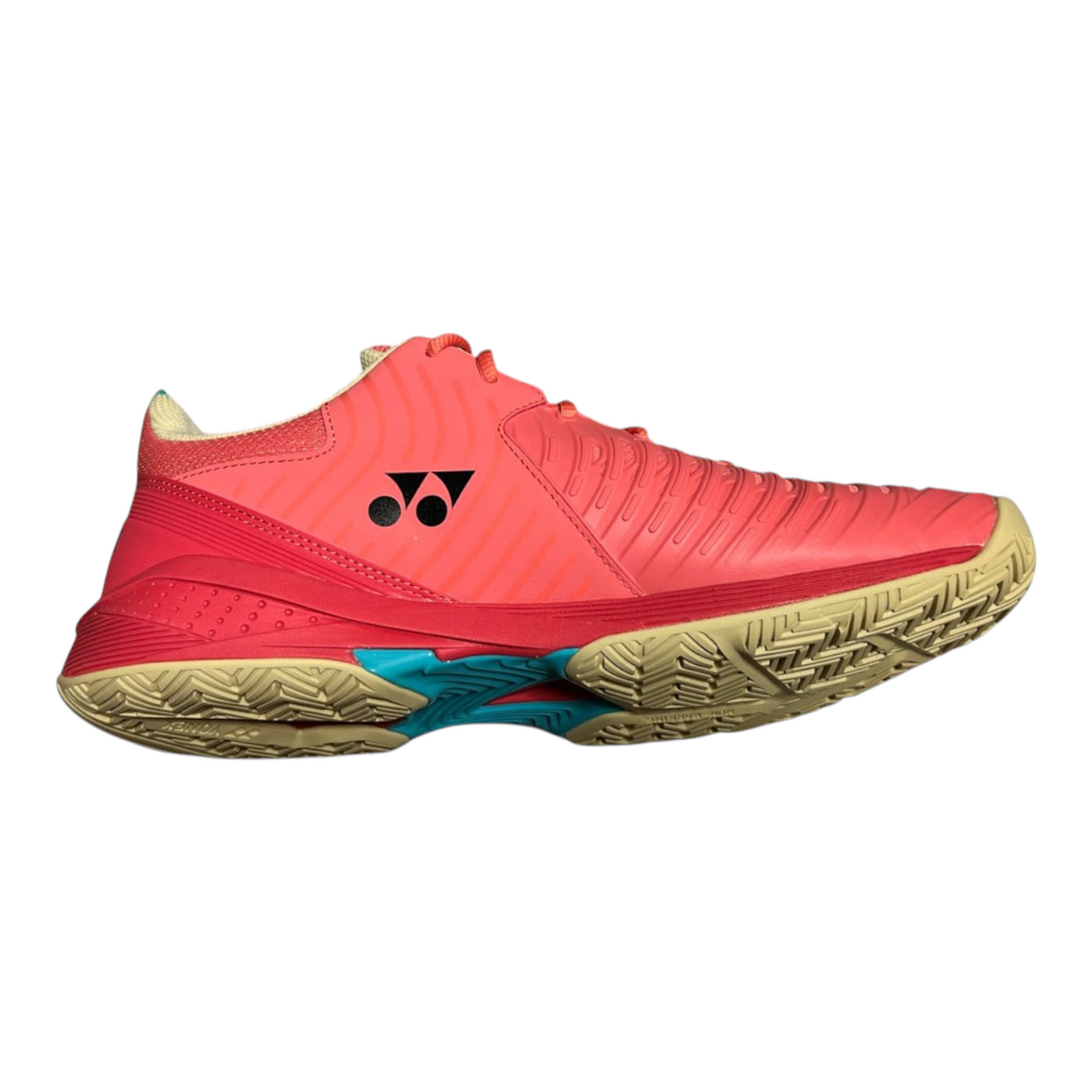 Tenis Radach Sports Yonex Sonicage 3 en color rojo coral con suela de goma beige y detalles en azul para tenis
