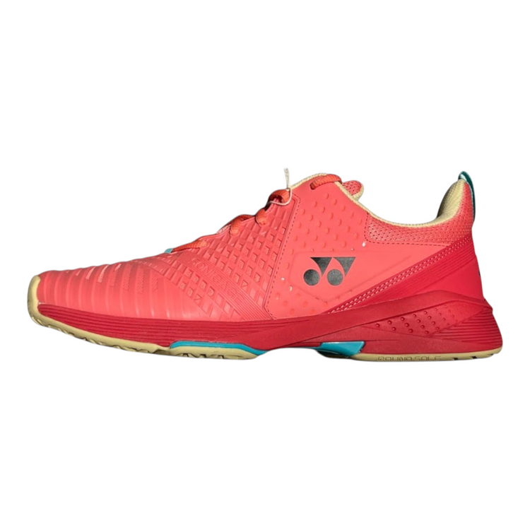 Tenis de tenis Radach Sports Yonex Sonicage 3 en color rojo coral con suela técnica y diseño ligero para mayor velocidad