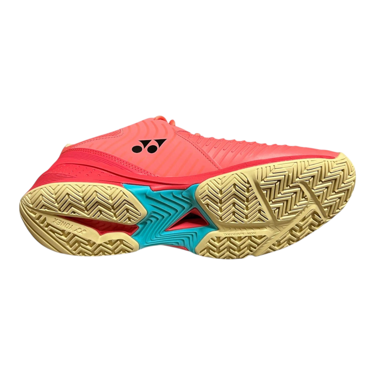 Tenis de tenis Radach Sports Yonex Sonicage 3 en color rojo coral con suela de goma antideslizante y diseño ligero