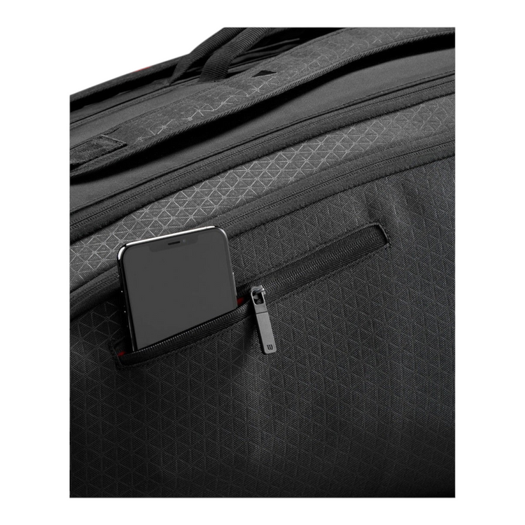 Detalle del bolsillo exterior con cremallera en el raquetero Radach Sports Wilson Clash V3 negro con patrón geométrico