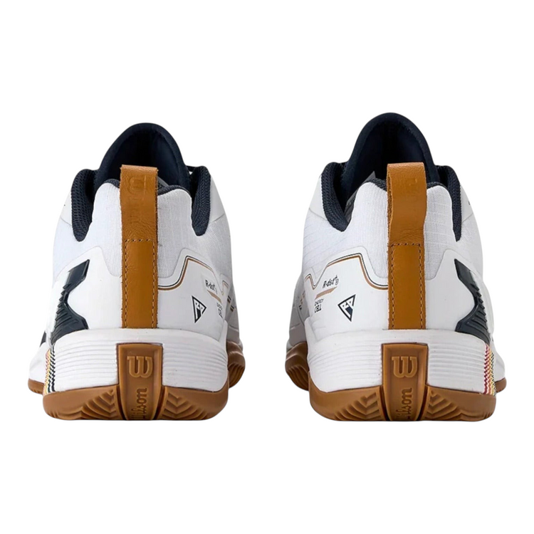 Vista trasera de los tenis Radach Sports Wilson Rush Pro 4.5 Clay Roland Garros en blanco con detalles en color cuero