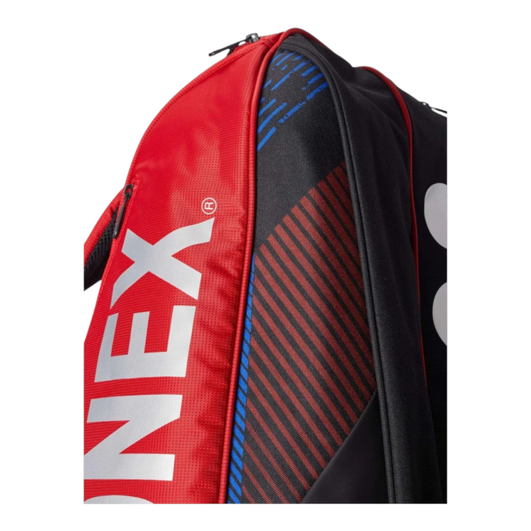 Detalle del raquetero Radach Sports Yonex Pro 9pcs en color escarlata con diseño técnico y logo reflectante