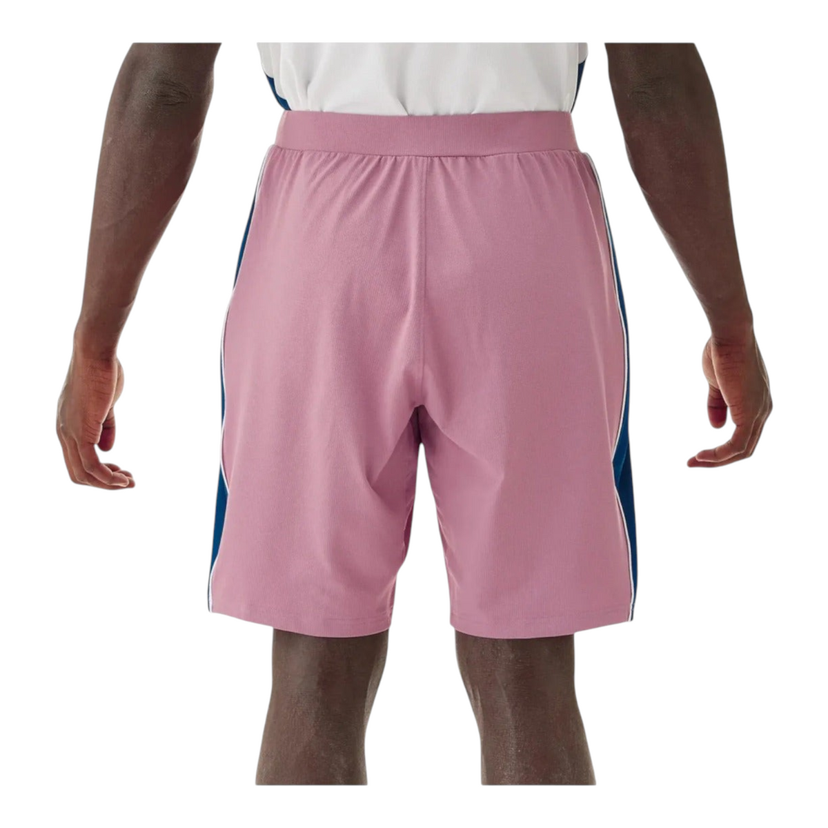 Vista trasera del short deportivo Radach Sports Yonex 15199EX en color rosa perla con detalles laterales azules.